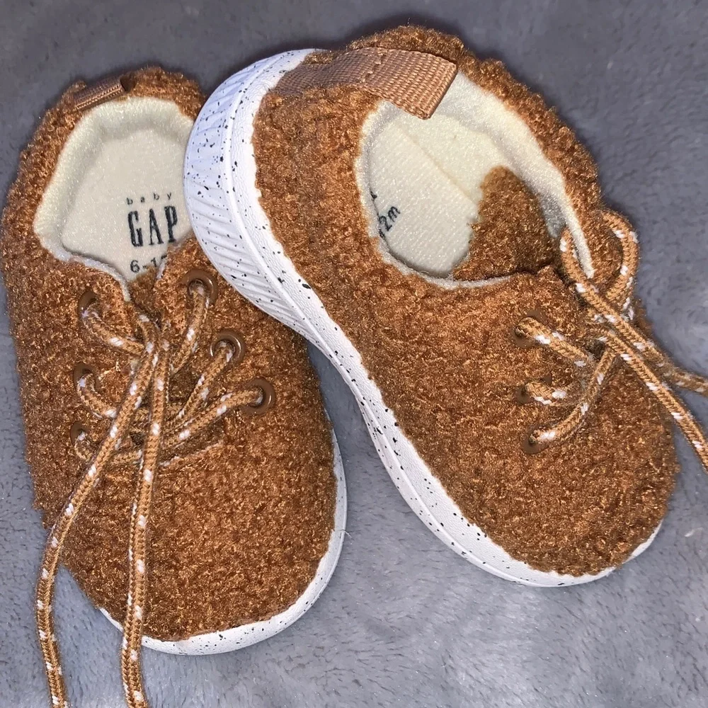 Baby gap fuzzy fleece shoes, size 6 to 12 months boys or girls NWOT